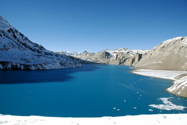 Paisaje de montaña junto al lago