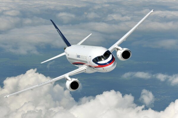 Das Superjet-Flugzeug fliegt über die Himmelsoberfläche