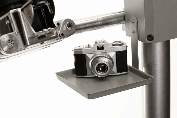 Fotocamera su supporti in stile bianco e nero