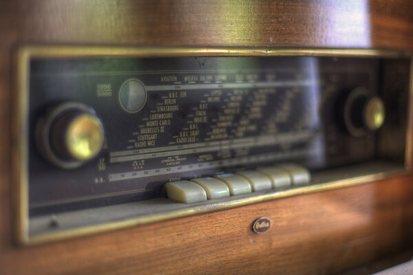 Radio de madera con botones de plástico