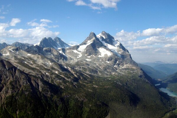 Lejos de la naturaleza. En la cima de la montaña