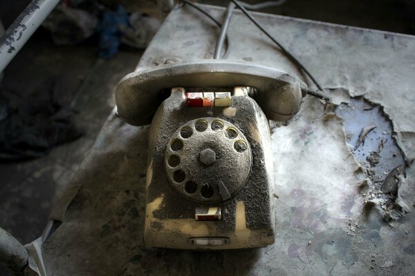 Teléfono viejo en un lugar abandonado