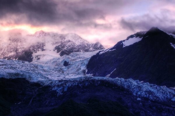 Lueur mystérieuse sur la chaîne de montagnes