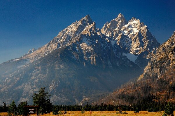 Montagnes sereines, air pur et liberté