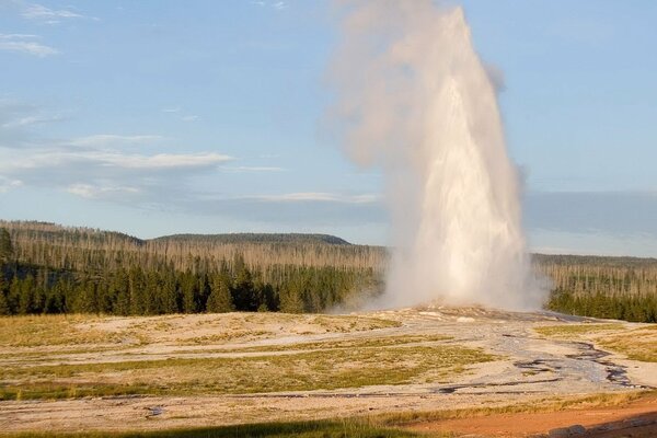 Geysir im Sandboden mit Torovoy