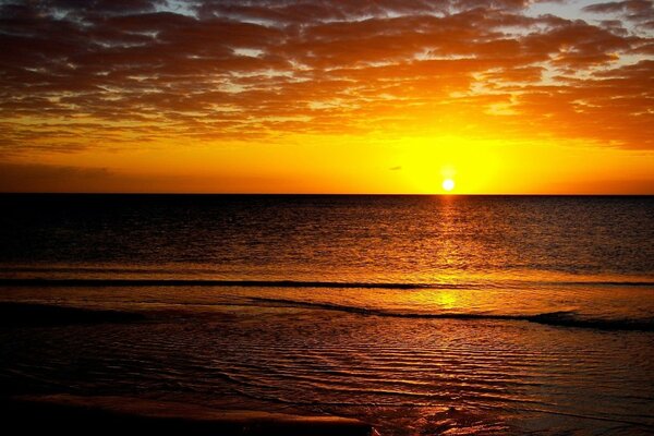 Cielo ardiente, puesta de sol, tranquilidad es un sueño para el romanticomil