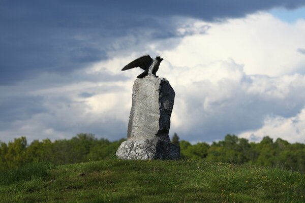 Statua di pietra dell aquila con vegetazione intorno