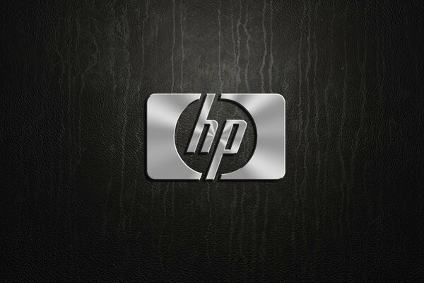 Logotipo plateado de hp sobre fondo negro