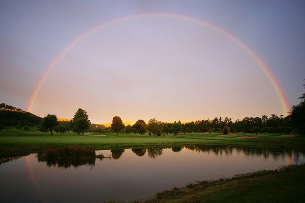 Pont sur la rivière de l arc-en-ciel, rivière au coucher du soleil