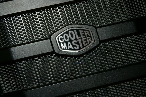 Logotipo negro cooler master con letras de metal