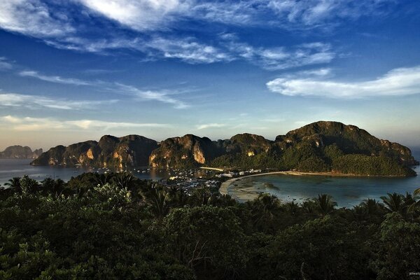 Vue imprenable sur la mer, les montagnes image paradisiaque