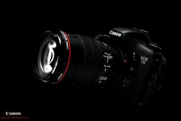 Фотоаппарат компании Canon EOS 7D на чёрном фоне