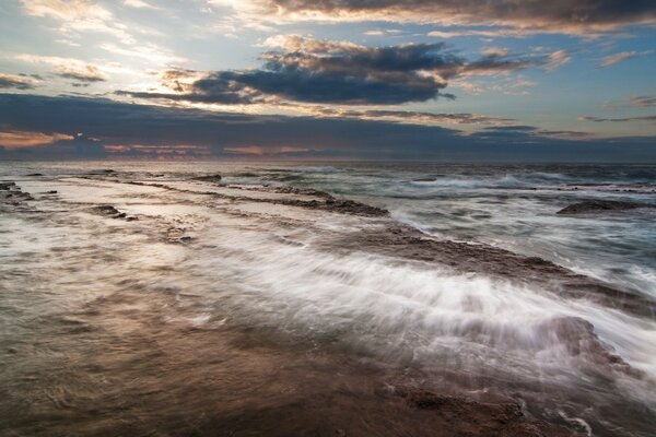 Beginn des Sturms Wellen am Meer