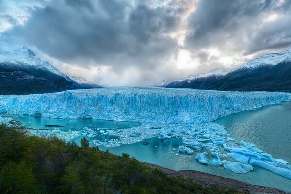 Montañas nevadas y fragmentos de hielo