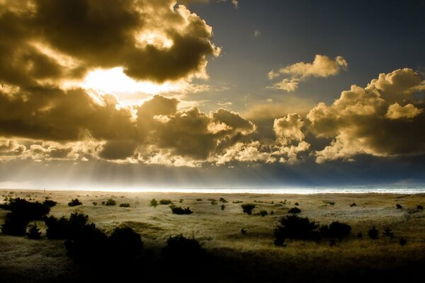 Il sole splendente si nasconde dietro le nuvole