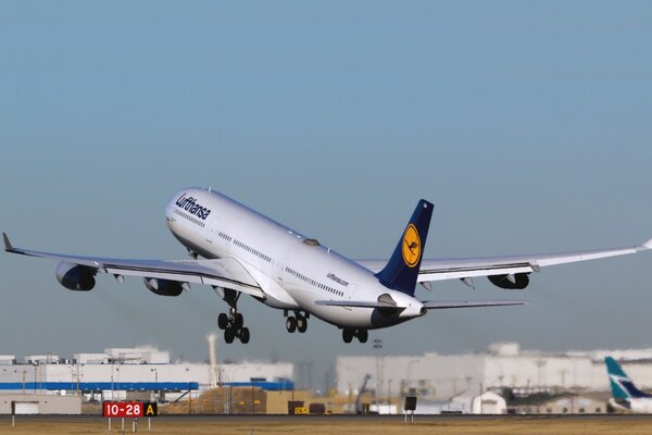 Despegue de un avión de la franja en el aeropuerto