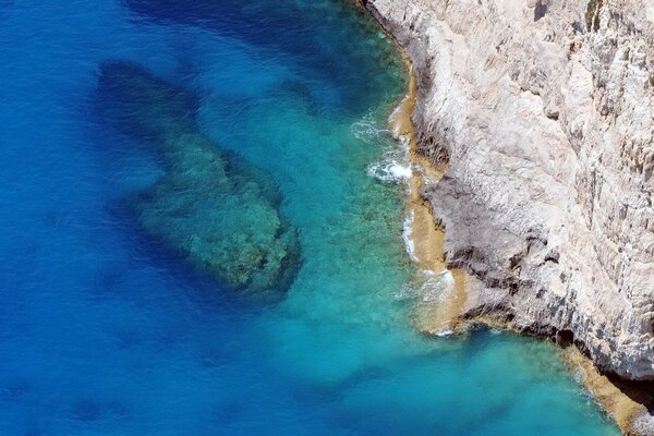 Falaise au bord de la mer rocher et de l eau