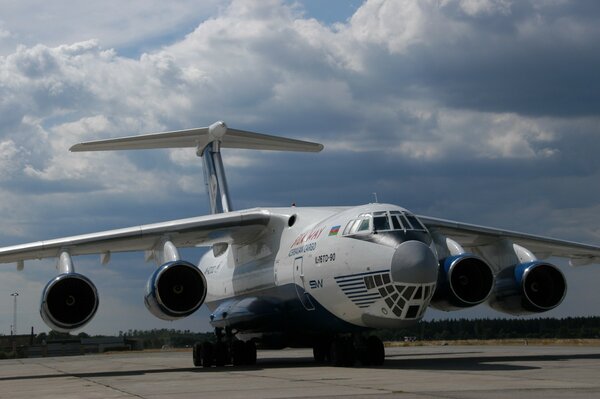 Militär-Transportflugzeug auf dem Hintergrund des Fahlhimmels