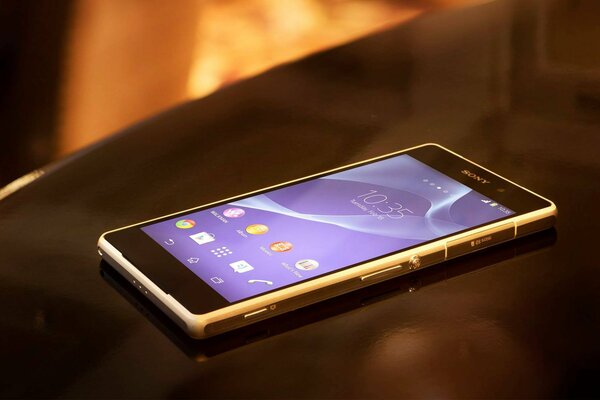 Le Smartphone sony repose sur une table noire brillante