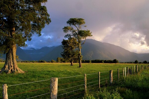 Paisaje de montaña en el campo a la espera de una tormenta eléctrica