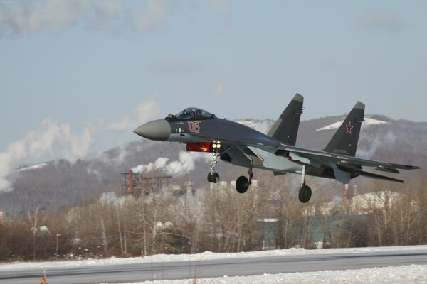 Avión de combate su-35S durante el aterrizaje