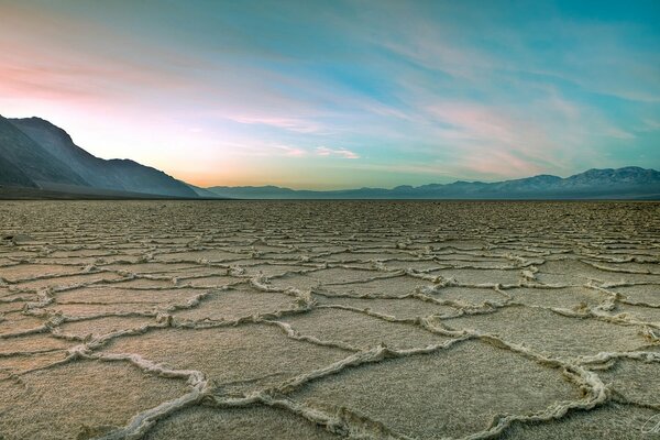 Paesaggi desertici sotto il cielo blu