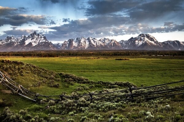 Montagnes derrière une petite clôture. Paysage