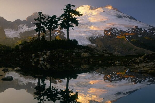 See reflektierende schneebedeckte Berge