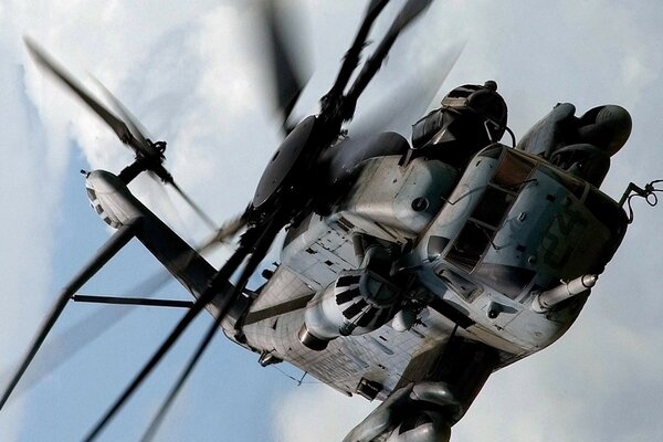 Helicóptero gris Sikorsky vuela en el cielo