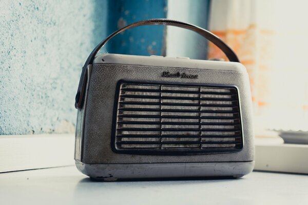 Una vieja Radio contra una pared azul