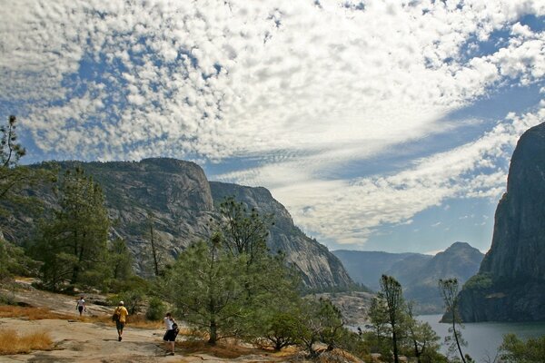 Les touristes marchent sur les rochers, un ciel extraordinaire