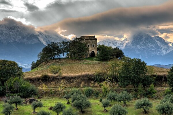 Bâtiment en pierre sur une colline dans la nature