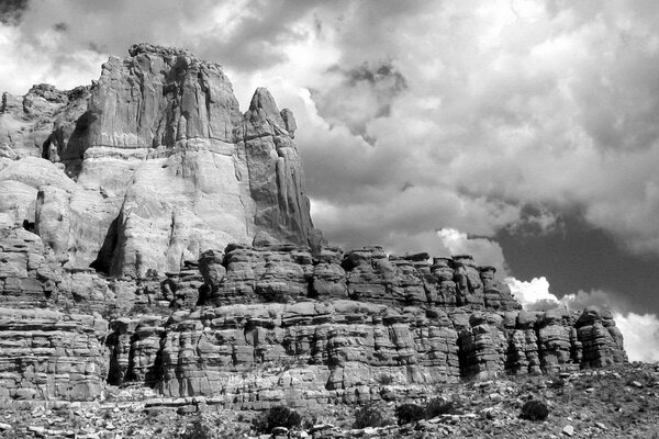 Mountains and rocks covered the clouds with their embraces