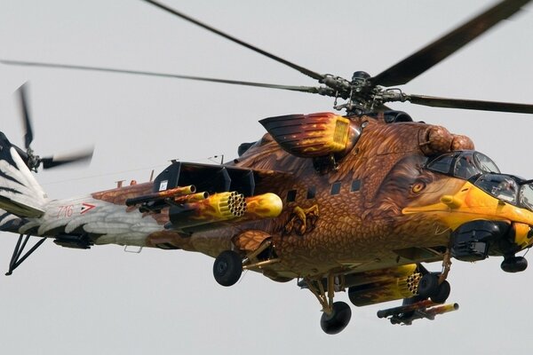 El helicóptero de f como el águila, en el fondo gris del cielo