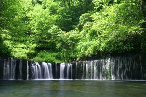 Die Kühle des Bergwassers . Füllendes Wasser