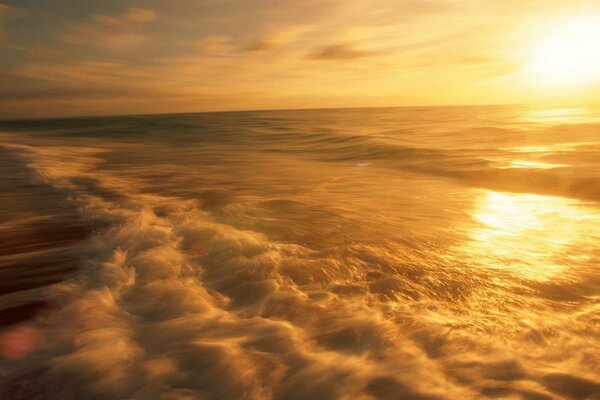 Tempesta di mare sullo sfondo di un tramonto dorato