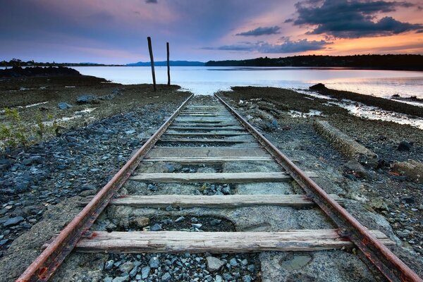 El ferrocarril cerca del agua como de lunes a viernes caro en el Reino medio