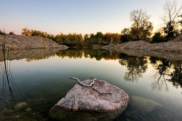 Stein am Abend am Teich