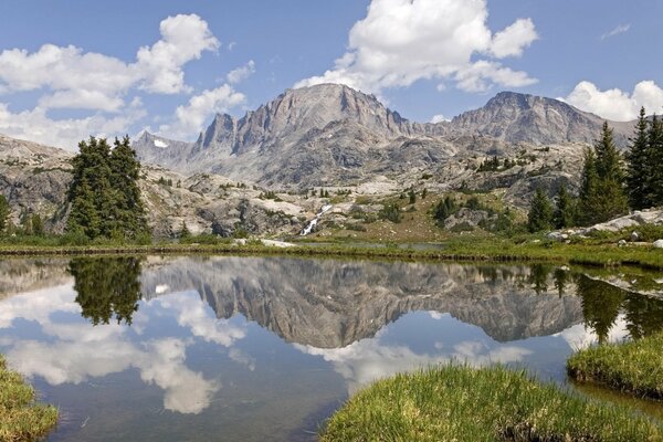 Lago rodeado por una cresta de piedra