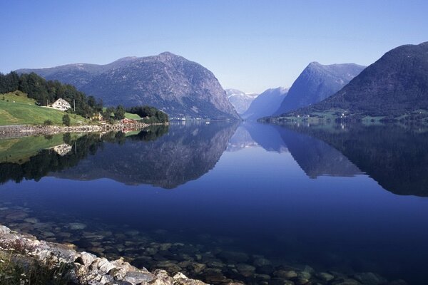 Espejo lago en las tierras altas brumosas