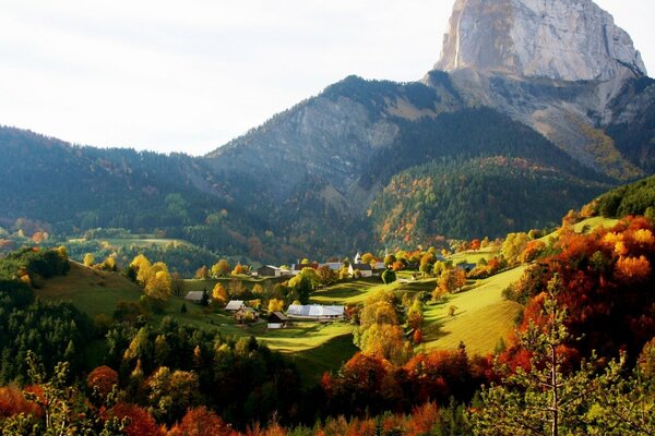 Hügel, Felsen, Bäume in einem kleinen Dorf in der Sonne