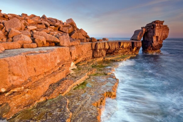 Piedras rojas en la orilla del mar