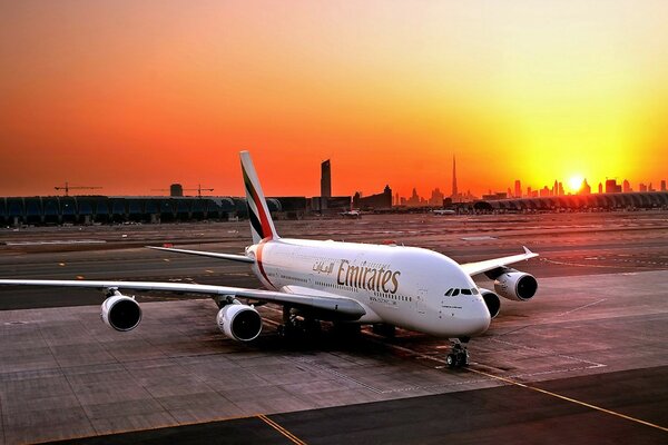 Avion de ligne sur fond de beau coucher de soleil