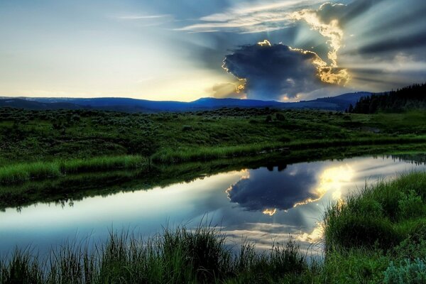 Ein kleiner See, grüne Weite und ein unglaublicher Sonnenuntergang