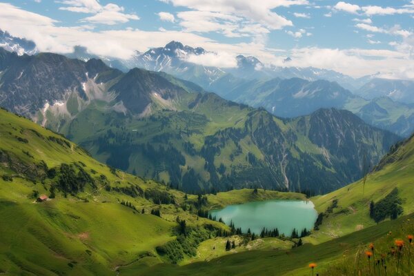 Las verdes cordilleras de Altai y el lago azul claro