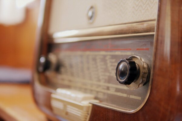 Radio di legno sullo stesso tavolo