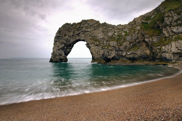 Falaises d une plage isolée . Le pouvoir de la nature