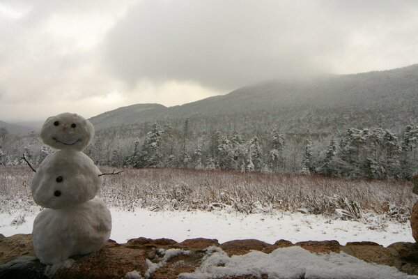 Sekgovik en el fondo del bosque cubierto de nieve