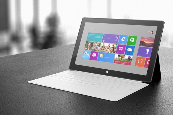 Dispositivo microsoft windows 8 en superficie blanca