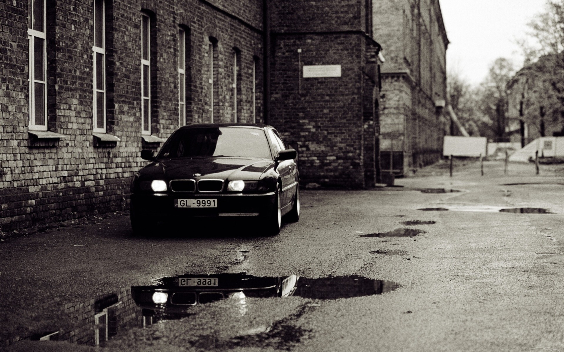 boomer nacht straße bmw e38 haus pfützen hof bewölkt